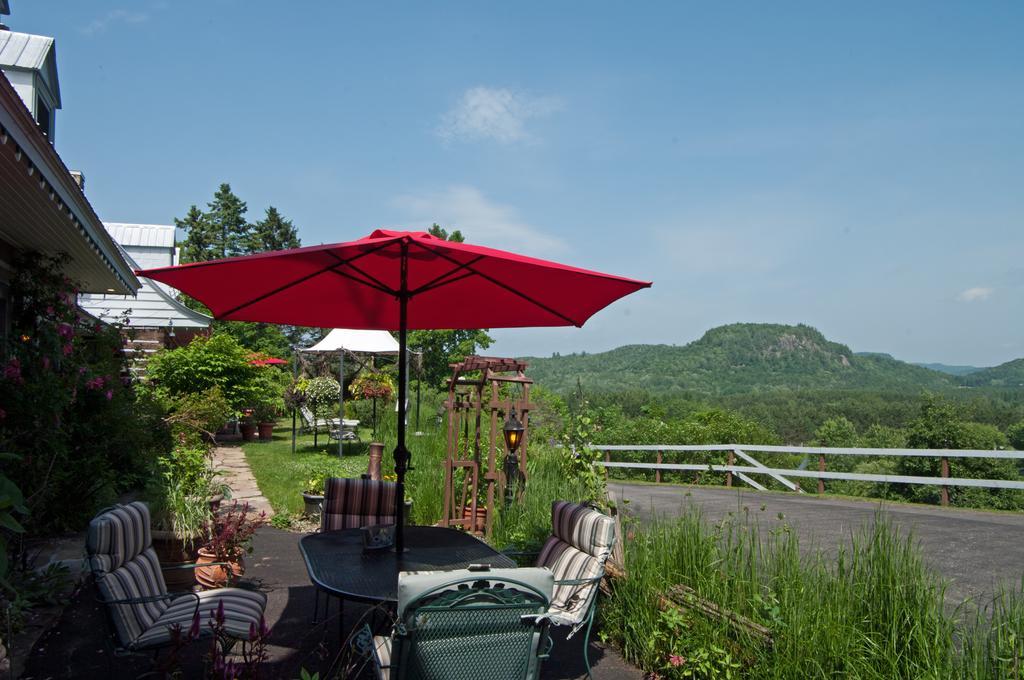 Le Petit Clocher Gite Touristique B & B Saint-Sauveur Экстерьер фото